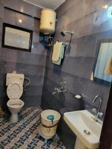 a bathroom with a toilet and a sink at Pahari Soul in Darjeeling
