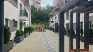 an empty alley between two buildings with a red door at Crinului 12 MS in Târgu-Mureş