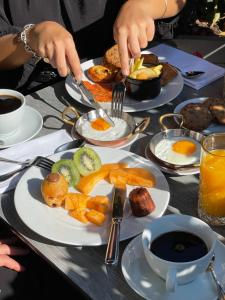 فندق InterContinental Bordeaux Le Grand في بوردو: طاولة عليها أطباق من طعام الإفطار