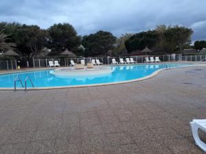 une grande piscine avec des chaises longues dans un complexe hôtelier dans l'établissement Marina, île des pécheurs, Le Barcares, au Barcarès 18 autres photos