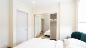 Ένα ή περισσότερα κρεβάτια σε δωμάτιο στο Three-Bedroom Hollywood Condo