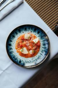 uma tigela de comida sentada em cima de uma mesa em InterContinental Bordeaux Le Grand Hotel, an IHG Hotel em Bordeaux