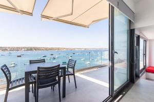une salle à manger avec vue sur l'eau dans l'établissement SkyView Penthouse, Mell_4, à Mellieħa