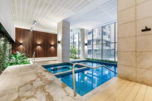 - une piscine au milieu d'un bâtiment dans l'établissement 'Rose Lane Retreat' Discover Melbourne City Charm, à Melbourne