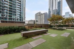 un parc avec banc au milieu d'une ville dans l'établissement 'Rose Lane Retreat' Discover Melbourne City Charm, à Melbourne