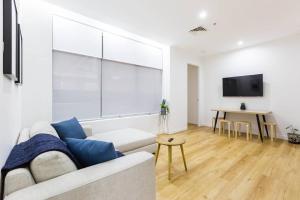 Гостиная зона в A Coveted Collins Street Pad with Parking