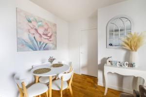 - une salle à manger blanche avec une table et des chaises blanches dans l'établissement 'Rose Lane Retreat' Discover Melbourne City Charm, à Melbourne