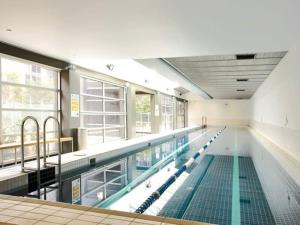 uma grande piscina num grande edifício em New York Lofted CBD Retreat with Pool and Parking em Melbourne