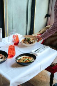波爾多的住宿－洲際波爾多格蘭德酒店，一张桌子,上面放着两盘食物