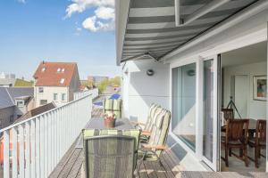 eine Terrasse mit einem Tisch und Stühlen auf dem Balkon in der Unterkunft Vis à vis zum Schloss in Husum