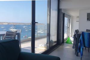 - un salon avec vue sur l'océan dans l'établissement SkyView Penthouse, Mell_4, à Mellieħa