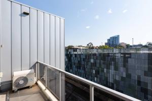 een balkon van een gebouw met airconditioning bij Heidelberg Highview close to Austin Hospital in Melbourne