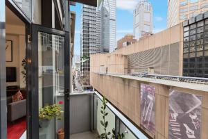 einen Balkon mit Stadtblick in der Unterkunft New York Style Loft on Flinders Lane with Parking in Melbourne
