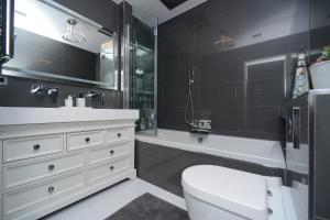 uma casa de banho com um WC branco e um lavatório. em Brighton Seaside Retreat em Falmer