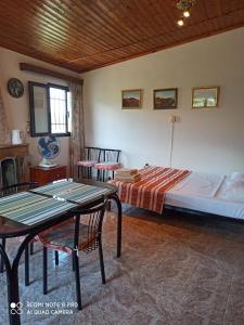 um quarto com uma cama, uma mesa e cadeiras em Villa Mira em Rizómilos