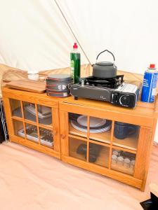 a table with a stove and a pot on it at Glamping Bolmen, Seaview, free canoe in Odensjö