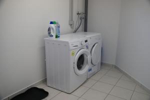 - un lave-linge et un sèche-linge dans une petite pièce dans l'établissement Ferienhaus Heck, à Obernheim