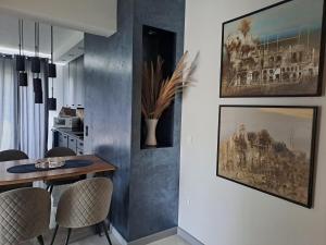 Apartament Blue Sky في لوبين: غرفة طعام مع طاولة وكراسي