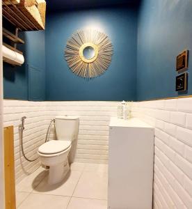 a bathroom with a toilet and a mirror at ViaRhona cocooning room Frei Zimmer in Valleiry