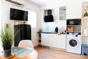 een keuken met een wasmachine en een wasmachine bij Loft Urbano Bambú in Alicante