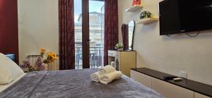 une chambre d'hôtel avec un lit et des serviettes. dans l'établissement Passage apartment, à Baku