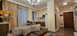 Passage apartment في باكو: غرفة معيشة مع أريكة ومطبخ