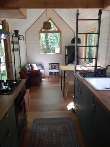 eine Küche und ein Wohnzimmer eines winzigen Hauses in der Unterkunft Tiny house in Miélan