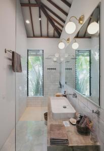 un baño con lavabo y espejo en Villa Alba, en Kuta Lombok