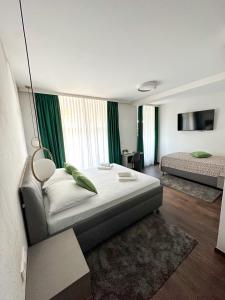 um quarto com uma cama grande e uma janela grande em Rooms Lidija em Zagreb