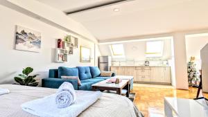 a living room with two beds and a blue couch at Spacious & attractive 600m-7minuta hoda od centra, mogucnost za parking-apartmani-nsmilos in Novi Sad +48 photos