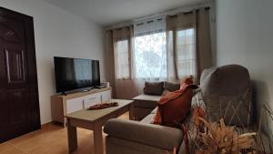 salon z kanapą i telewizorem w obiekcie Villa Tingafa w mieście Yaiza