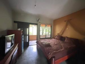Tempat tidur dalam kamar di Petpumok Wangnamkhiao Hotel