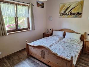 - une chambre avec un lit en bois et une fenêtre dans l'établissement Casa Bella Vista, à Villar San Costanzo