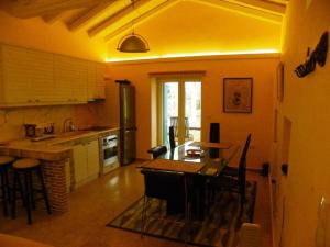 a kitchen with a table and chairs in a room at The architect in Ária