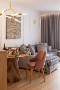 a living room with a couch and a table at NEW YORK - nowy apartament w centrum miasta - podziemny parking w cenie in Nowy Targ