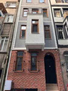 伊斯坦堡的住宿－Red 8 Suite FLR1，红砖建筑,有黑色的门