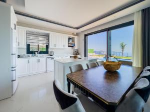 Kuchyň nebo kuchyňský kout v ubytování Kalkan Luxury Villas With Panoramic Sea View