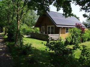 una pequeña casa con techo solar en un patio en Vakantiehuisjes Landgoed Sonneborghe en Kollumerzwaag