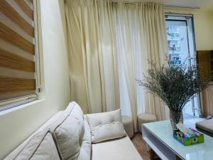 salon z kanapą i stołem w obiekcie Basic Guest House Hải Phòng w Hajfong