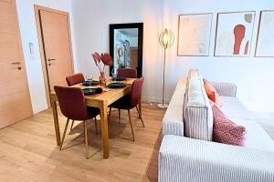 een woonkamer met een eettafel en een bank bij ArtGold * Logement Haut de gamme Spa in Roanne