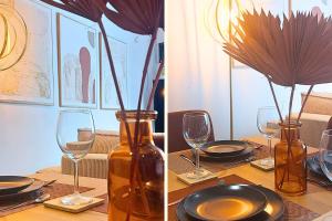 twee foto's van een tafel met glazen en een vaas bij ArtGold * Logement Haut de gamme Spa in Roanne
