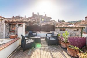 a deck with chairs and a table on a house at La maison du Bonheur in Marquixanes
