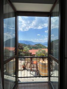 een uitzicht vanuit het raam van een huis bij Casa NiMa Lake Apartment in Perledo