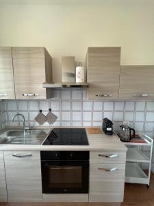 een keuken met een fornuis en een wastafel bij Casa NiMa Lake Apartment in Perledo