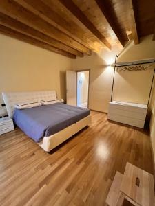 Кровать или кровати в номере Appartamento del BUFO - appartamento al lago