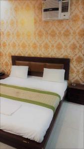 Cama ou camas em um quarto em OYO Hotel Sky Palace