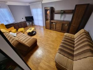 sala de estar con sofá y mesa en Wczasy-Leba, en Wicko