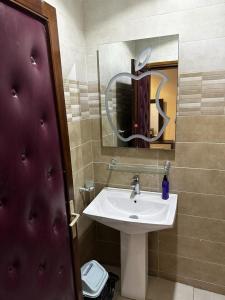 y baño con lavabo y espejo. en Chambres d'hôte centre ville en Dakar