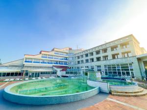 倫達瓦的住宿－Thermal Resort Hotel Lendava，一座大型建筑,前面设有一个大型游泳池