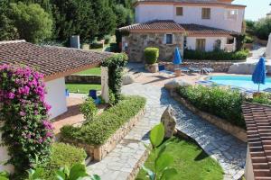 a house with a garden and a swimming pool at ISA-Residence with swimming-pool in Tanaunella, apartments with air conditioning and private outdoor space in Tanaunella